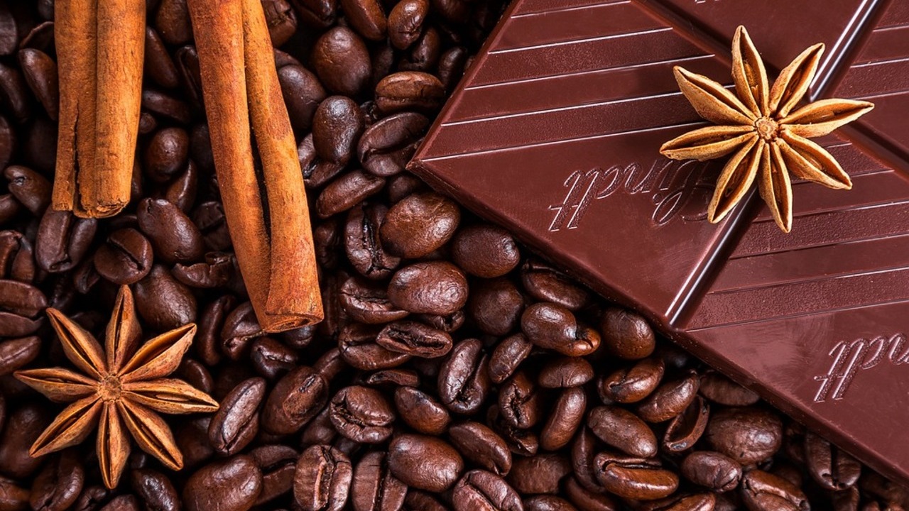 Cioccolato fondente vs. caffè: quale dei due è meglio per svegliarti al mattino?